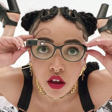 FKA twigs uses Google Glass