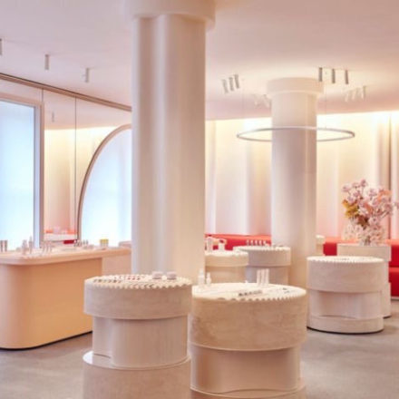 GLOSSIER FLAGSHIP STORE OPENS IN NY